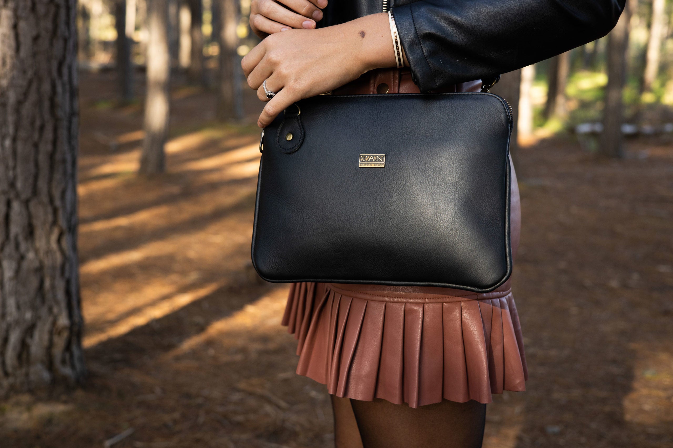 the-official-site-for-authentic-taylor-leather-sling-bag-black-for-cheap_3.jpg