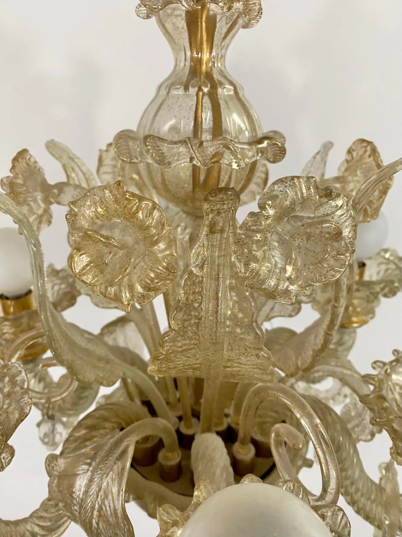 find-your-new-favorite-gold-dust-murano-daffodil-chandelier-6-arms-fashion_13.webp