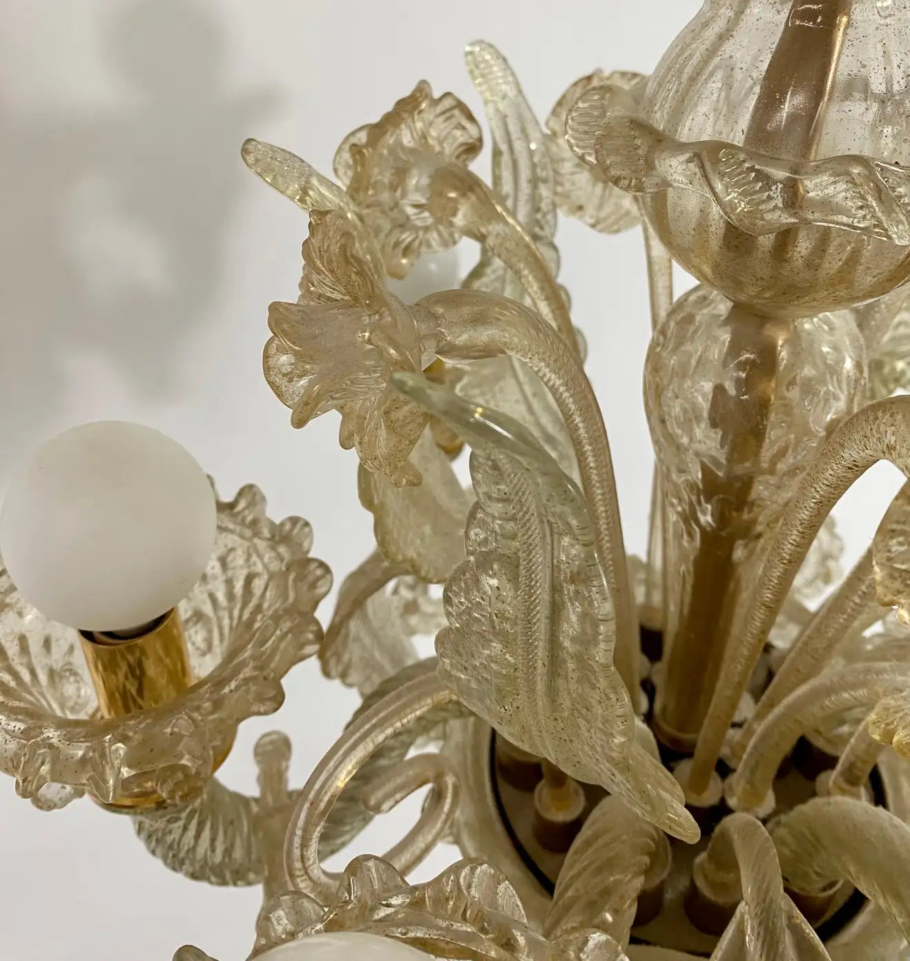 find-your-new-favorite-gold-dust-murano-daffodil-chandelier-6-arms-fashion_8.webp