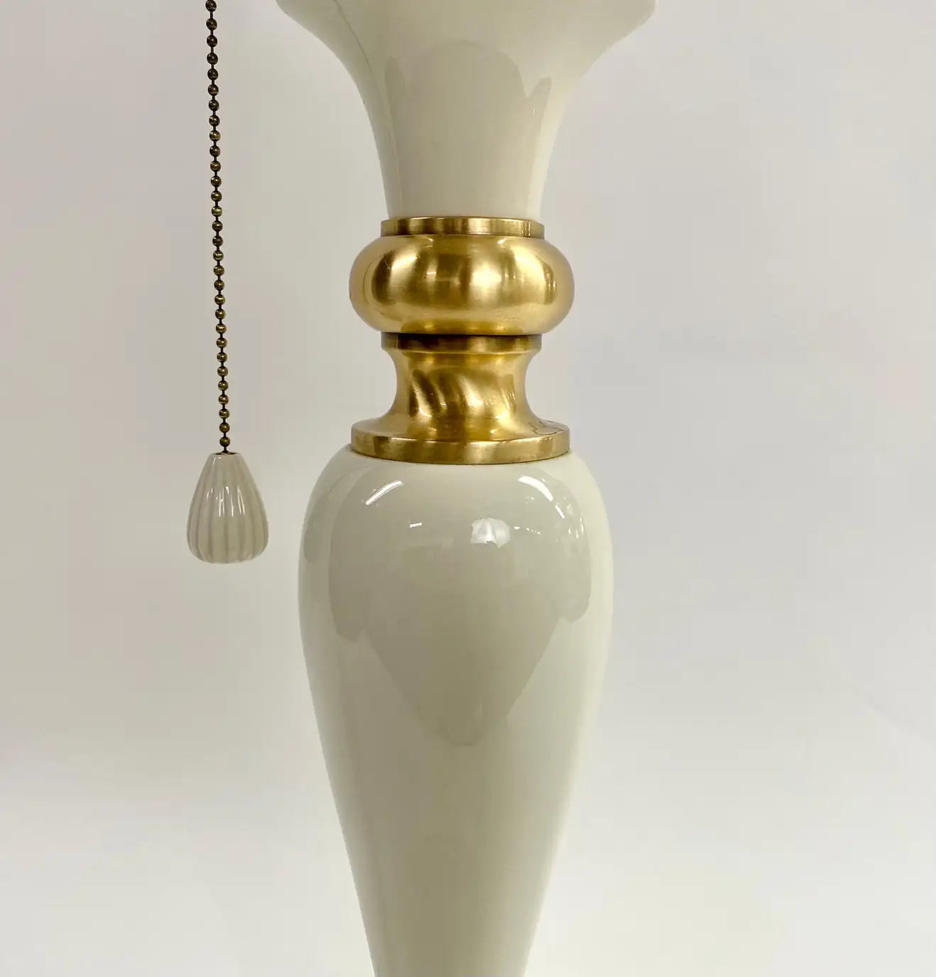 discount-hollywood-regency-style-lenox-white-porcelain-brass-table-lamp-a-pair-online-hot-sale_4.webp